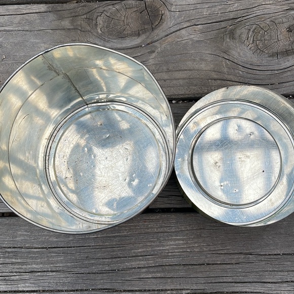 Set of 2 Retro Avocado Green Metal Kitchen Canisters With Grape Motif - Picture 8 of 16